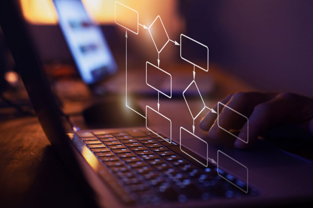 Digitales Flussdiagramm für Prozessoptimierung auf einem Laptop – Optimierung und Vorbereitung für ERP-Systeme