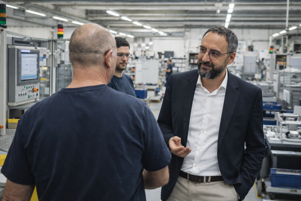 Interim Manager übernimmt operative Führung in einer Produktionsumgebung während einer Führungs­vakanz